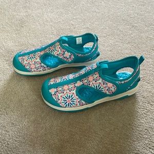 Lands end size 5M girls sandals. Blue, pink and white. New